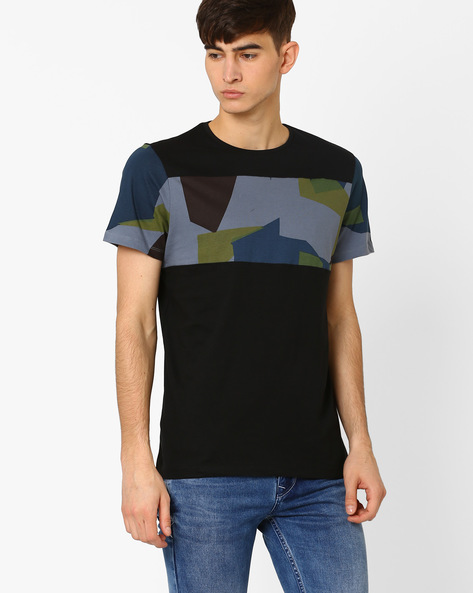 AJIO - Panelled Geometric Print T-shirt